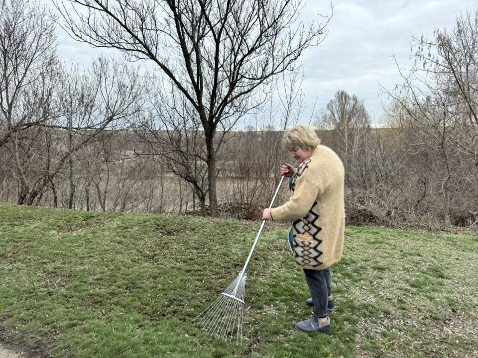 Коллективы образовательных учреждений Краснолучского городского округа принимают активное участие в традиционной весенней уборке подведомственных территорий Коллективы образовательных учреждений Краснолучского городского округа принимают активное участие в традиционной весенней уборке подведомственных территорий