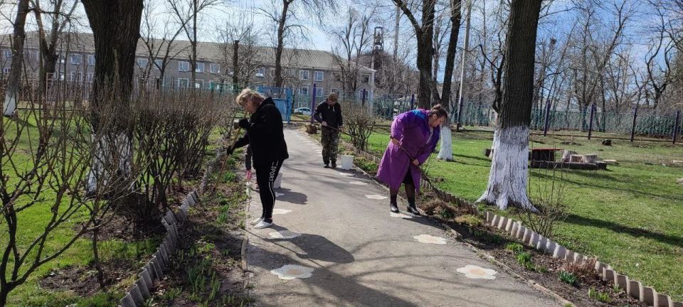 Коллективы образовательных учреждений Краснолучского городского округа принимают активное участие в традиционной весенней уборке подведомственных территорий Коллективы образовательных учреждений Краснолучского городского округа принимают активное участие в традиционной весенней уборке подведомственных территорий