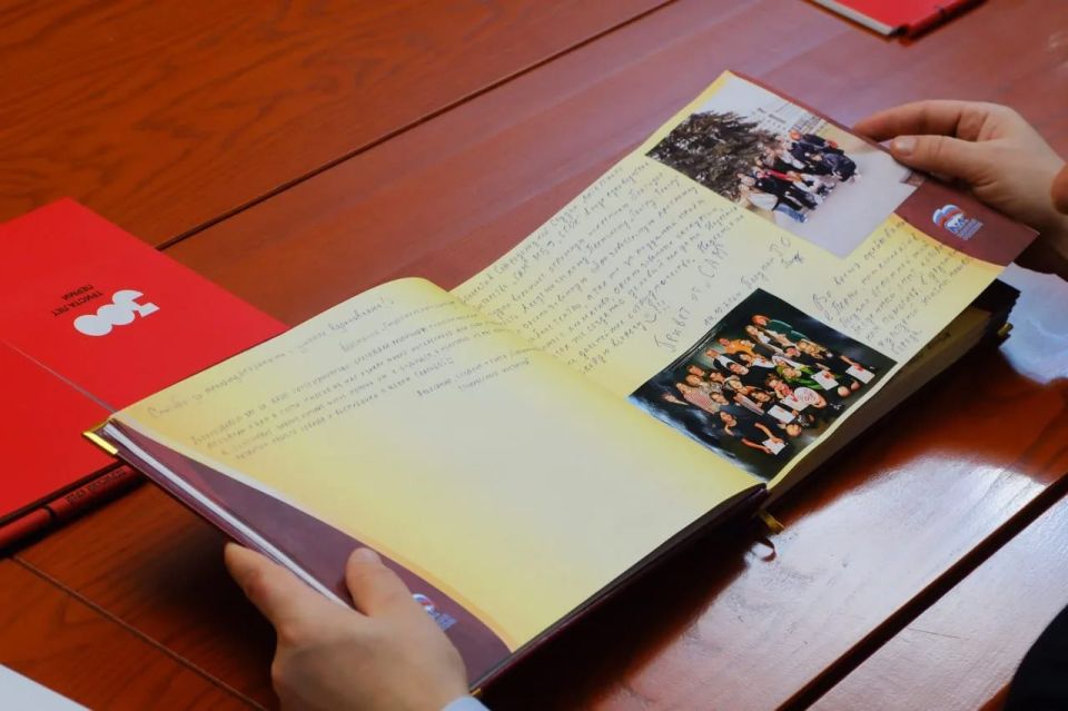Северодонецкие единороссы передали Прикамью уникальную книгу благодарности Северодонецкие единороссы передали Прикамью уникальную книгу благодарности