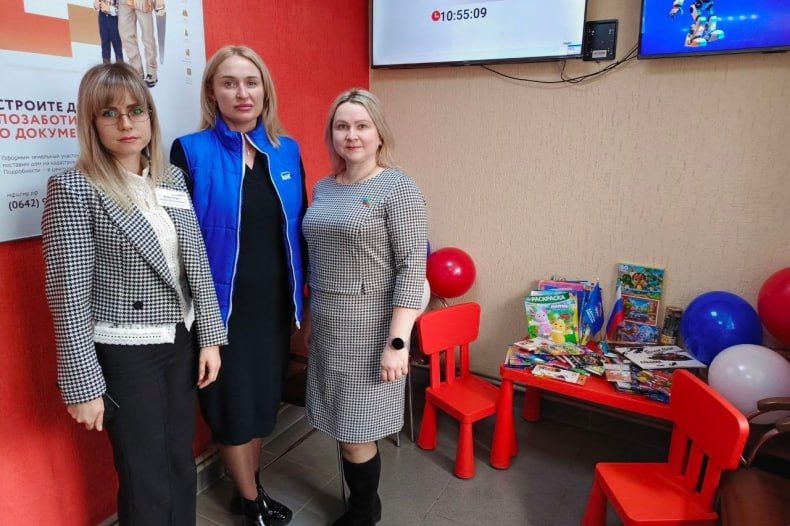 Единороссы передали МФЦ «Мои документы» Свердловска наполнение для детского уголка в зоне ожидания для клиентов Единороссы передали МФЦ «Мои документы» Свердловска наполнение для детского уголка в зоне ожидания для клиентов