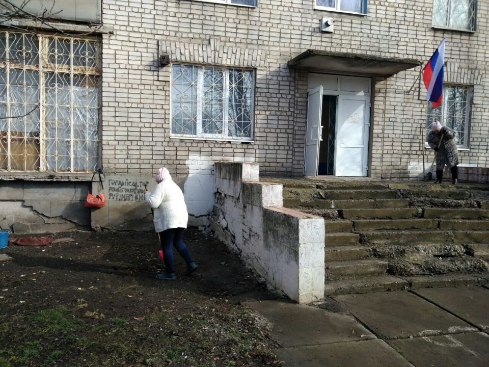 Учреждения культуры Краснолучского округа вышли на весеннюю уборку территорий Учреждения культуры Краснолучского округа вышли на весеннюю уборку территорий