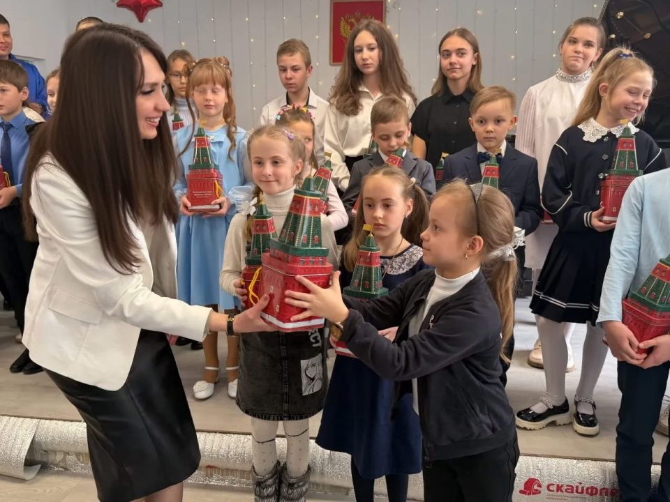 В преддверии Дня работника культуры Яна Сылкина подарила сладкие подарки детям-лауреатам творческих конкурсов и фестивалей В преддверии Дня работника культуры Яна Сылкина подарила сладкие подарки детям-лауреатам творческих конкурсов и фестивалей