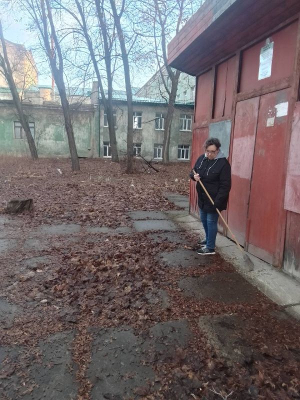 Учреждения культуры Краснолучского округа вышли на весеннюю уборку территорий Учреждения культуры Краснолучского округа вышли на весеннюю уборку территорий