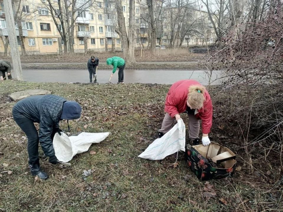 Коллективы образовательных учреждений Краснолучского городского округа принимают активное участие в традиционной весенней уборке подведомственных территорий Коллективы образовательных учреждений Краснолучского городского округа принимают активное участие в традиционной весенней уборке подведомственных территорий
