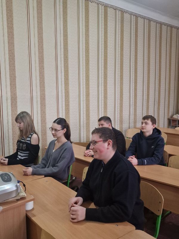 19 марта в Станично-Луганской средней школе имени Грекова П.М. в 8-Б классе прошла увлекательная урок-викторина «Права и обязанности подростка»! 19 марта в Станично-Луганской средней школе имени Грекова П.М. в 8-Б классе прошла увлекательная урок-викторина «Права и обязанности подростка»!