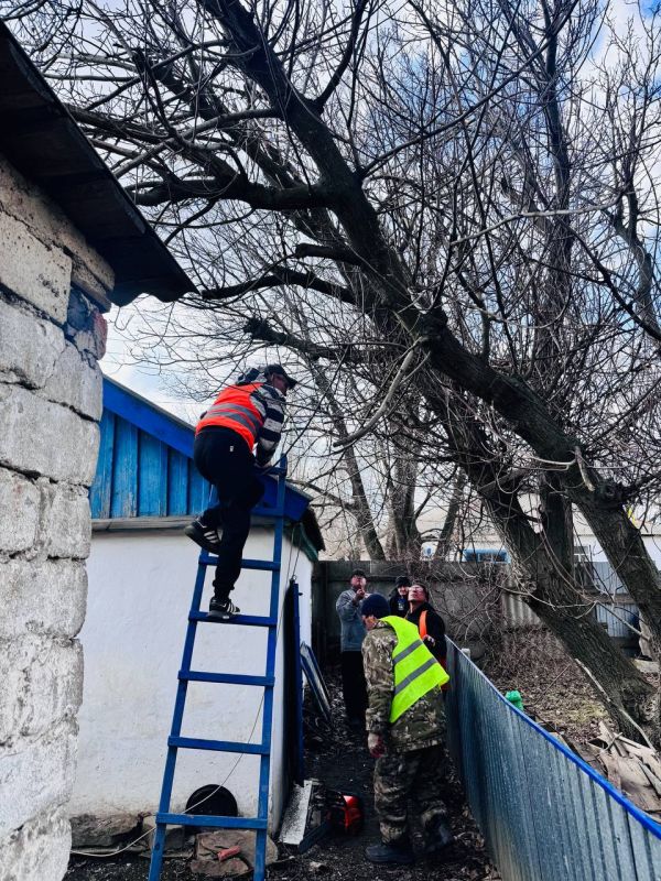В рамках акции "Добрые дела" сотрудники отдела жизнеобеспечения пгт Дзержинский, пгт Нагольно Тарасовка оказали помощь одинокому, пожилому жителю пгт Нагольно-Тарасовка, который обратился с проблемой нависания ветвей... В рамках акции "Добрые дела" сотрудники отдела жизнеобеспечения пгт Дзержинский, пгт Нагольно Тарасовка оказали помощь одинокому, пожилому жителю пгт Нагольно-Тарасовка, который обратился с проблемой нависания ветвей...