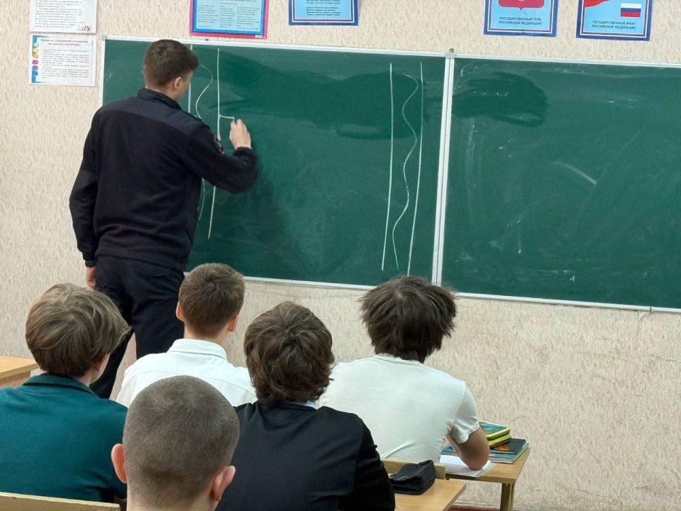 Сотрудники управления региональной Госавтоинспекции встретились с учениками 7–9 классов ГБОУ ЛНР «Луганская средняя школа №33 им. И.С. Малько» и учащимися 8–10 классов ГБОУ ЛНР «Луганская школа №32 им. В.И. Кузнецова» Сотрудники управления региональной Госавтоинспекции встретились с учениками 7–9 классов ГБОУ ЛНР «Луганская средняя школа №33 им. И.С. Малько» и учащимися 8–10 классов ГБОУ ЛНР «Луганская школа №32 им. В.И. Кузнецова»