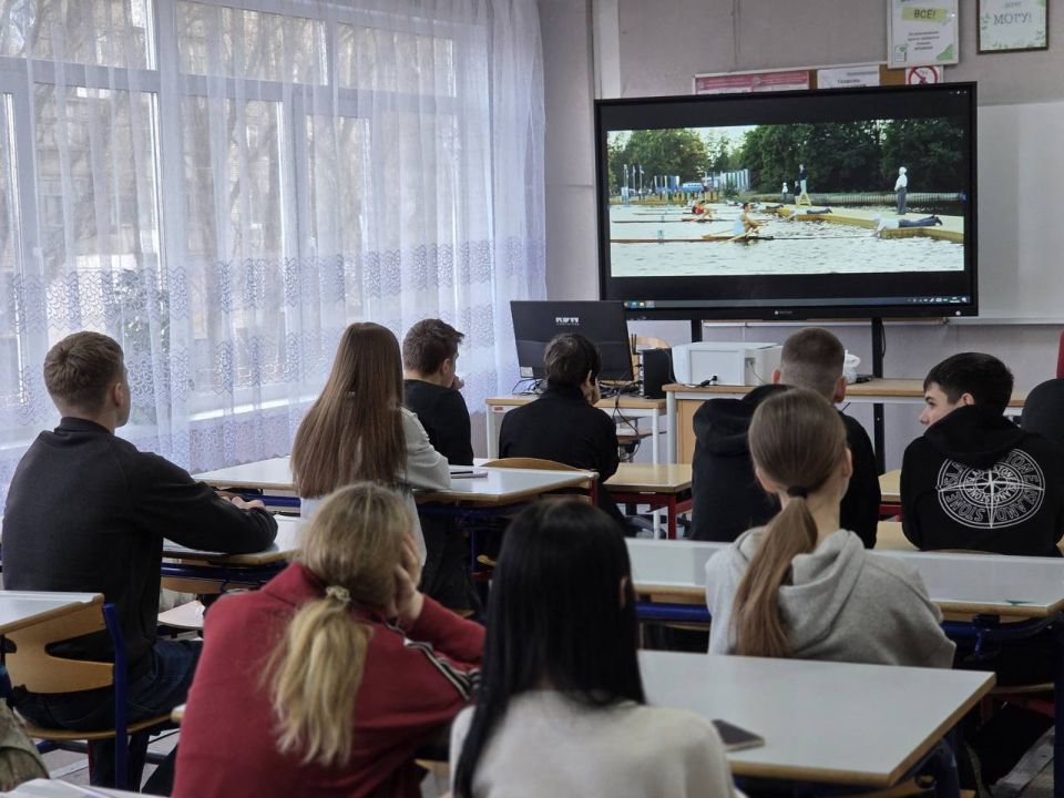 В рамках проекта "Детский спорт" от партии «Единая Россия» в ГБОУ ЛНР "КУВК 5 "Перспектива" имени Героя СВО М.В.Снитко" для обучающихся 9-А,9-Б,11,и 8Б классов был показан фильм "Первый на олимпе" В рамках проекта "Детский спорт" от партии «Единая Россия» в ГБОУ ЛНР "КУВК 5 "Перспектива" имени Героя СВО М.В.Снитко" для обучающихся 9-А,9-Б,11,и 8Б классов был показан фильм "Первый на олимпе"