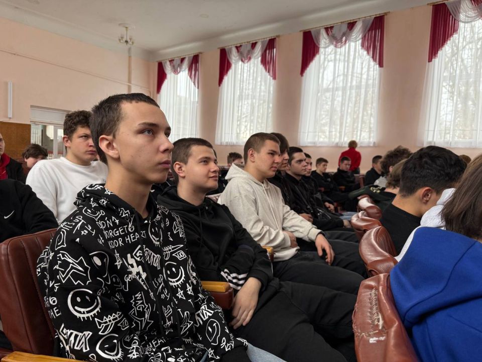 В стахановском колледже провели мероприятие к годовщине воссоединения Крыма с Россией В стахановском колледже провели мероприятие к годовщине воссоединения Крыма с Россией