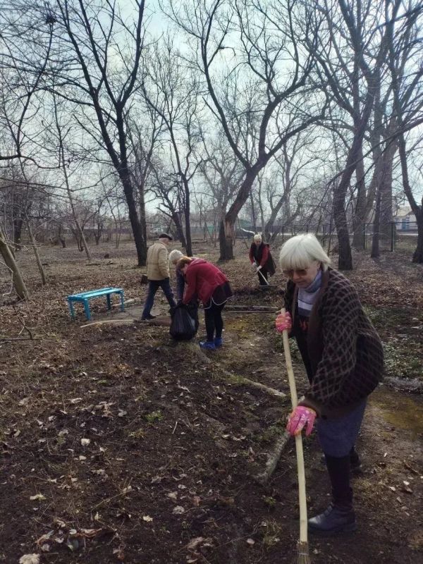 Коллективы образовательных учреждений Краснолучского городского округа принимают активное участие в традиционной весенней уборке подведомственных территорий Коллективы образовательных учреждений Краснолучского городского округа принимают активное участие в традиционной весенней уборке подведомственных территорий