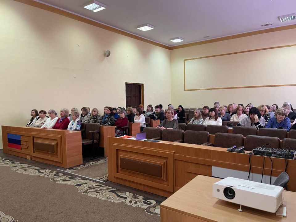 В Администрации Перевальского округа прошел семинар для социальных педагогов и классных руководителей образовательных учреждений В Администрации Перевальского округа прошел семинар для социальных педагогов и классных руководителей образовательных учреждений