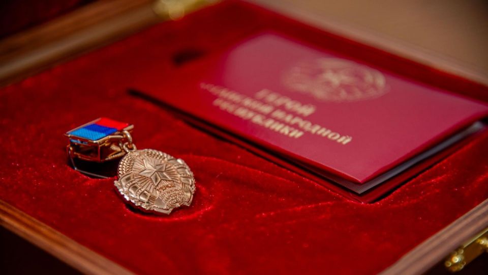 Леонид Пасечник присвоил звание Героя ЛНР командиру 31-го отряда БАРС «Пламя» Василию Дубинину Леонид Пасечник присвоил звание Героя ЛНР командиру 31-го отряда БАРС «Пламя» Василию Дубинину