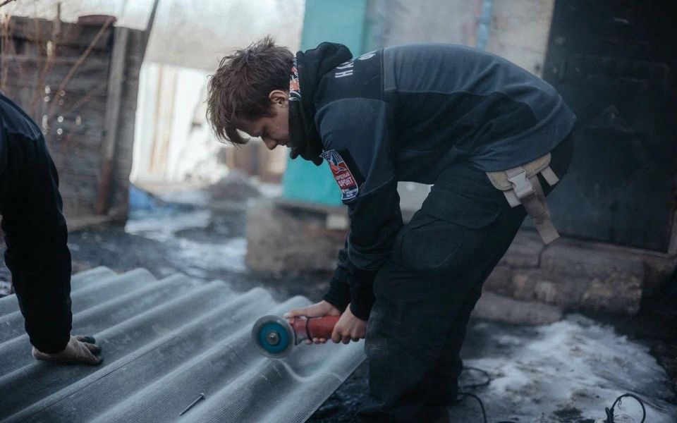 Карельские волонтеры помогли восстановить крыши домов в пострадавшем поселке пгт Центральном Карельские волонтеры помогли восстановить крыши домов в пострадавшем поселке пгт Центральном