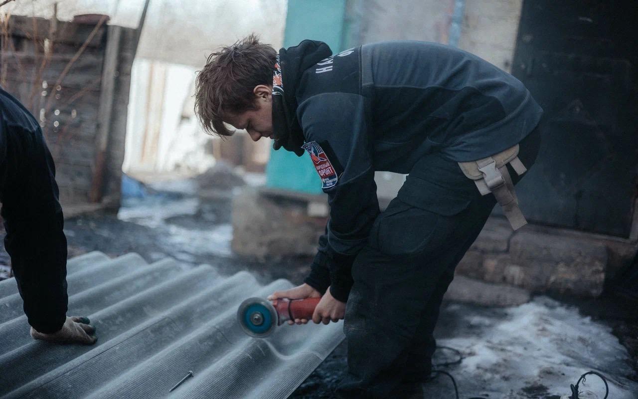 Карельские волонтеры помогли восстановить крыши домов в пострадавшем поселке пгт Центральном Карельские волонтеры помогли восстановить крыши домов в пострадавшем поселке пгт Центральном