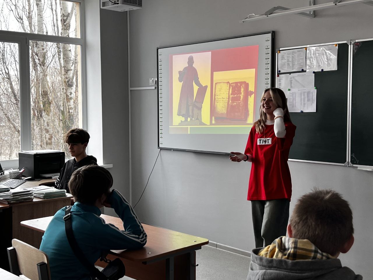 Первая печатная книга. Активисты первичного отделения Движения Первых Рубежанской средней школы № 2 подготовили и провели для шестиклассников интерактивную лекцию с увлекательной викториной – «Азбука» Ивана Фёдорова