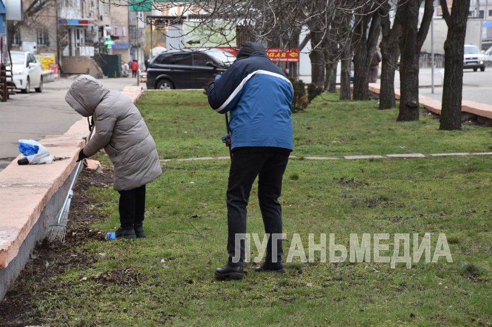 В Краснодоне проходит муниципальный субботник В Краснодоне проходит муниципальный субботник