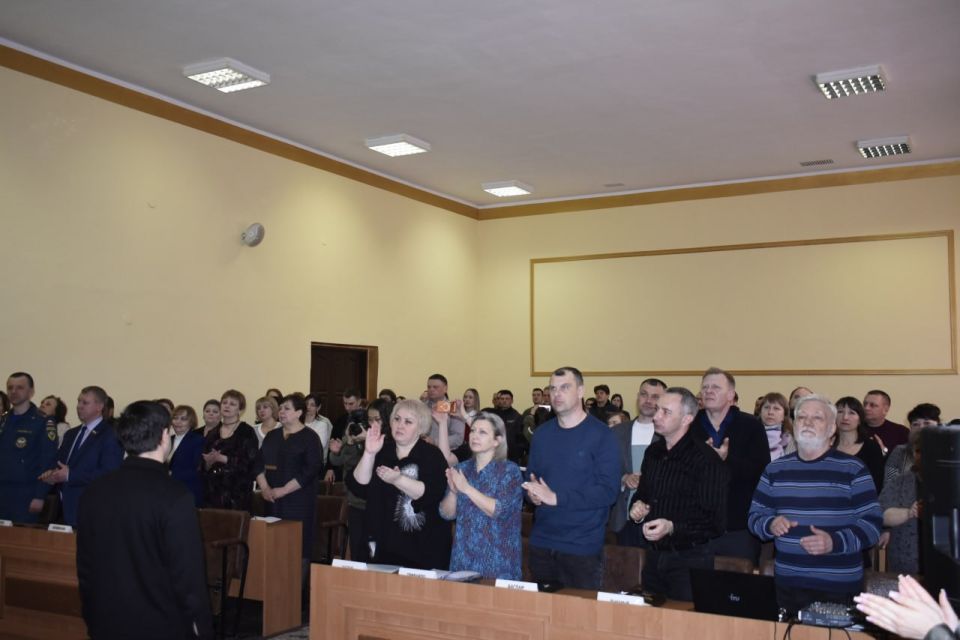 Глава Перевальского округа наградил волонтеров Народного фронта за помощь в восстановлении пгт Центральный Глава Перевальского округа наградил волонтеров Народного фронта за помощь в восстановлении пгт Центральный