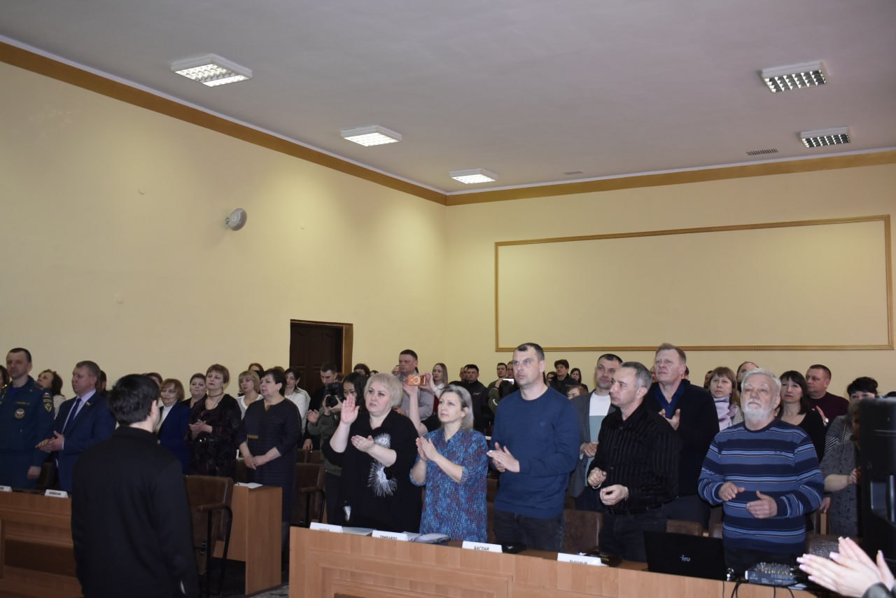 Глава Перевальского округа наградил волонтеров Народного фронта за помощь в восстановлении пгт Центральный Глава Перевальского округа наградил волонтеров Народного фронта за помощь в восстановлении пгт Центральный