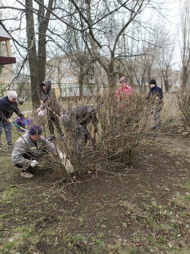 Весенний субботник в городе Молодогвардейске Весенний субботник в городе Молодогвардейске