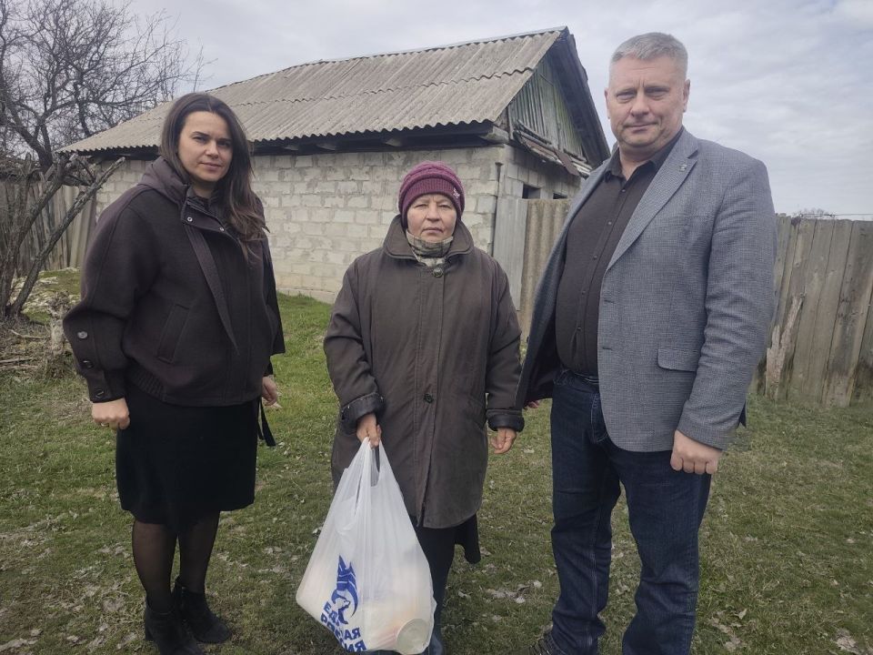«Единая Россия» оказала помощь жителям поселка Новосветловка «Единая Россия» оказала помощь жителям поселка Новосветловка
