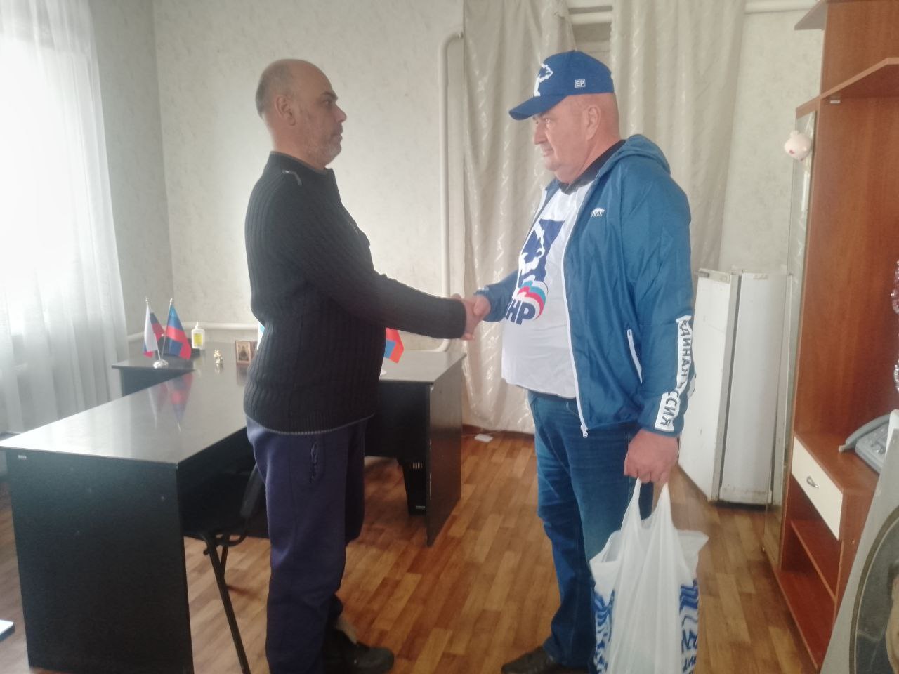 Активисты «Единой России» вручили продуктовые наборы жителям пгт Активисты «Единой России» вручили продуктовые наборы жителям пгт