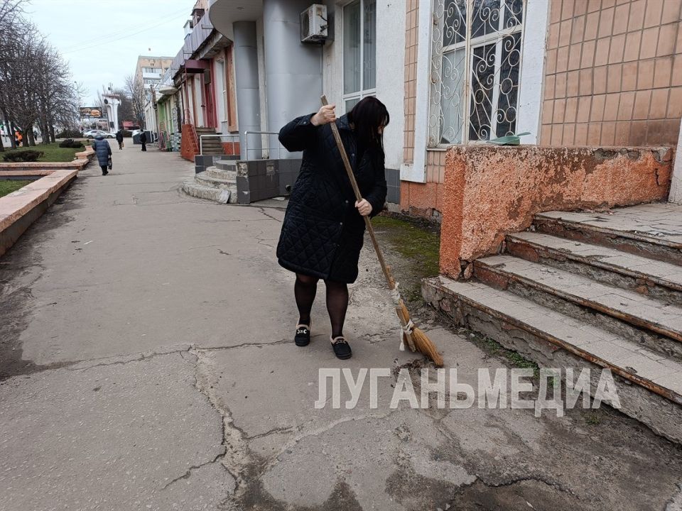 В Краснодоне проходит муниципальный субботник В Краснодоне проходит муниципальный субботник