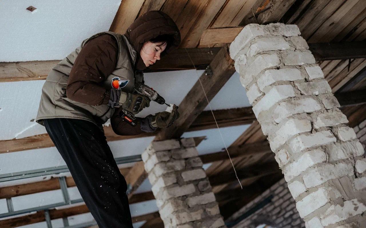 Карельские волонтеры помогли восстановить крыши домов в пострадавшем поселке пгт Центральном Карельские волонтеры помогли восстановить крыши домов в пострадавшем поселке пгт Центральном