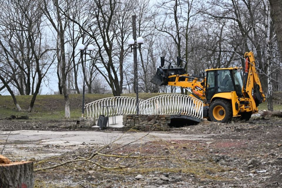 Евгений Морозов: Стартовали демонтажные работы в парке культуры и отдыха Брянки Евгений Морозов: Стартовали демонтажные работы в парке культуры и отдыха Брянки