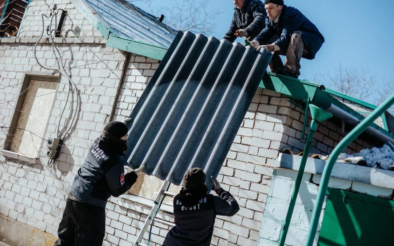 Карельские волонтеры помогли восстановить крыши домов в пострадавшем поселке пгт Центральном Карельские волонтеры помогли восстановить крыши домов в пострадавшем поселке пгт Центральном