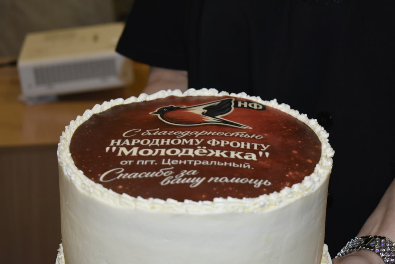 Глава Перевальского округа наградил волонтеров Народного фронта за помощь в восстановлении пгт Центральный Глава Перевальского округа наградил волонтеров Народного фронта за помощь в восстановлении пгт Центральный