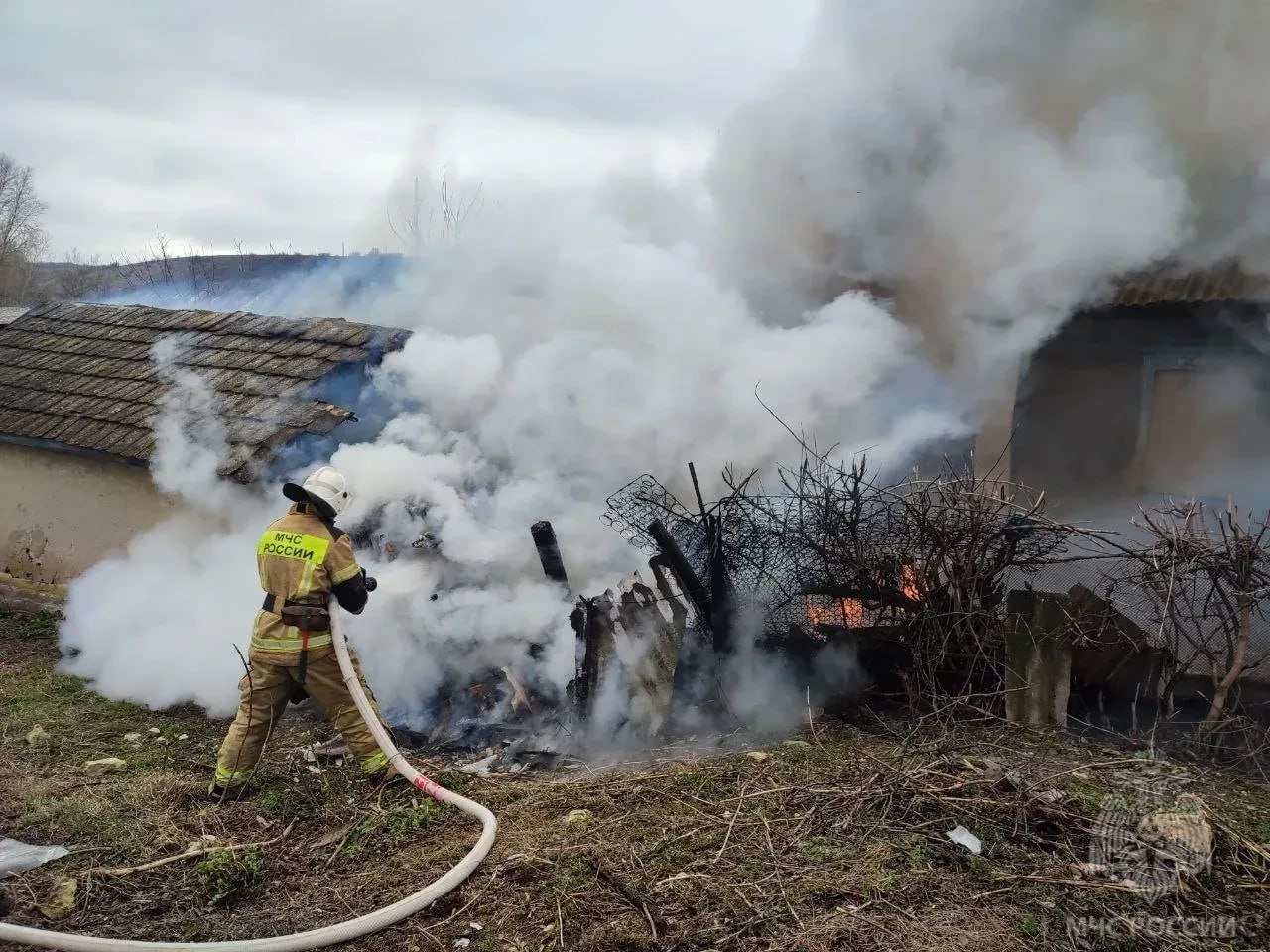 Спасатели МЧС отстояли жилой дом в Новоайдарском районе