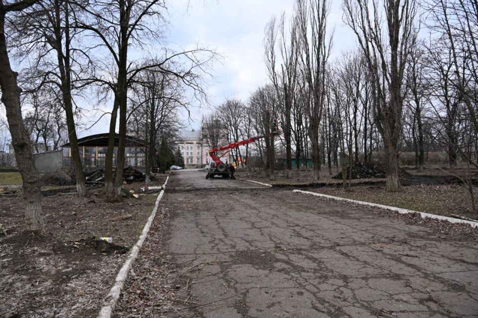 Евгений Морозов: Стартовали демонтажные работы в парке культуры и отдыха Брянки Евгений Морозов: Стартовали демонтажные работы в парке культуры и отдыха Брянки