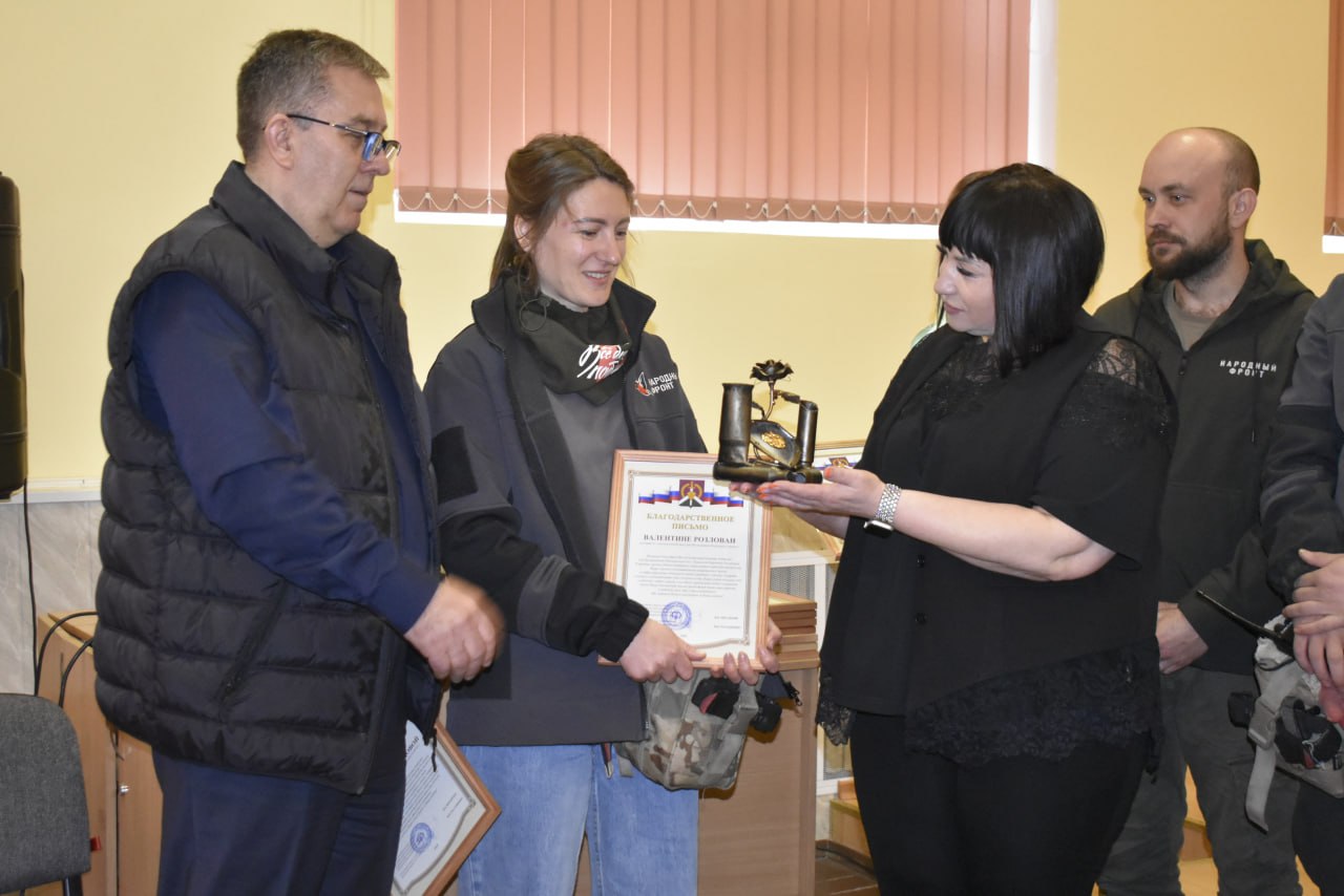 Глава Перевальского округа наградил волонтеров Народного фронта за помощь в восстановлении пгт Центральный Глава Перевальского округа наградил волонтеров Народного фронта за помощь в восстановлении пгт Центральный