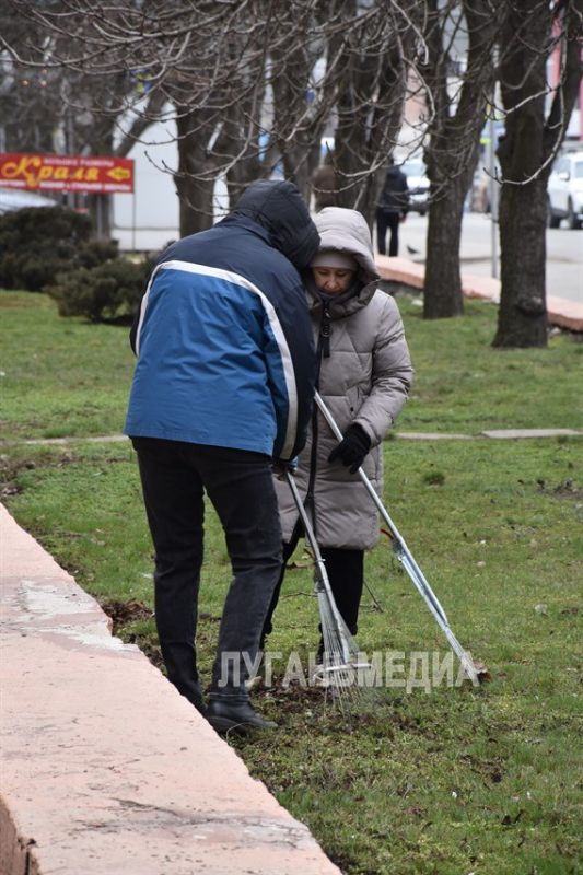 В Краснодоне проходит муниципальный субботник В Краснодоне проходит муниципальный субботник