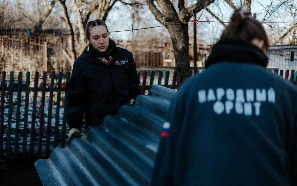 Карельские волонтеры помогли восстановить крыши домов в пострадавшем поселке пгт Центральном Карельские волонтеры помогли восстановить крыши домов в пострадавшем поселке пгт Центральном