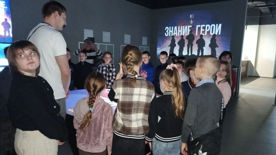 20 марта учащиеся 2–3 классов Станично-Луганской средней школы имени Грекова П.М. посетили интерактивную экскурсию «Россия — моя история» в луганском Доме молодёжи 20 марта учащиеся 2–3 классов Станично-Луганской средней школы имени Грекова П.М. посетили интерактивную экскурсию «Россия — моя история» в луганском Доме молодёжи