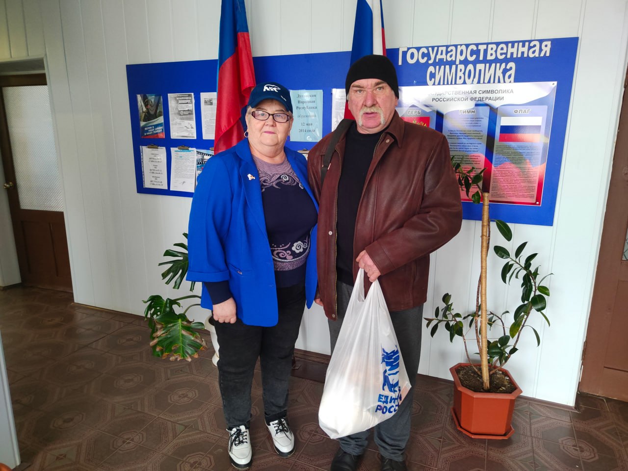 Активисты «Единой России» вручили продуктовые наборы жителям пгт Активисты «Единой России» вручили продуктовые наборы жителям пгт