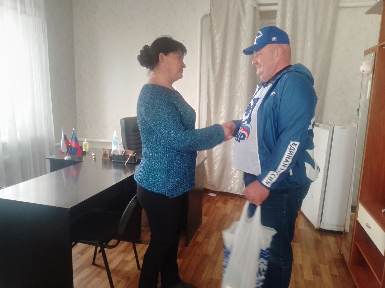 Активисты «Единой России» вручили продуктовые наборы жителям пгт Активисты «Единой России» вручили продуктовые наборы жителям пгт