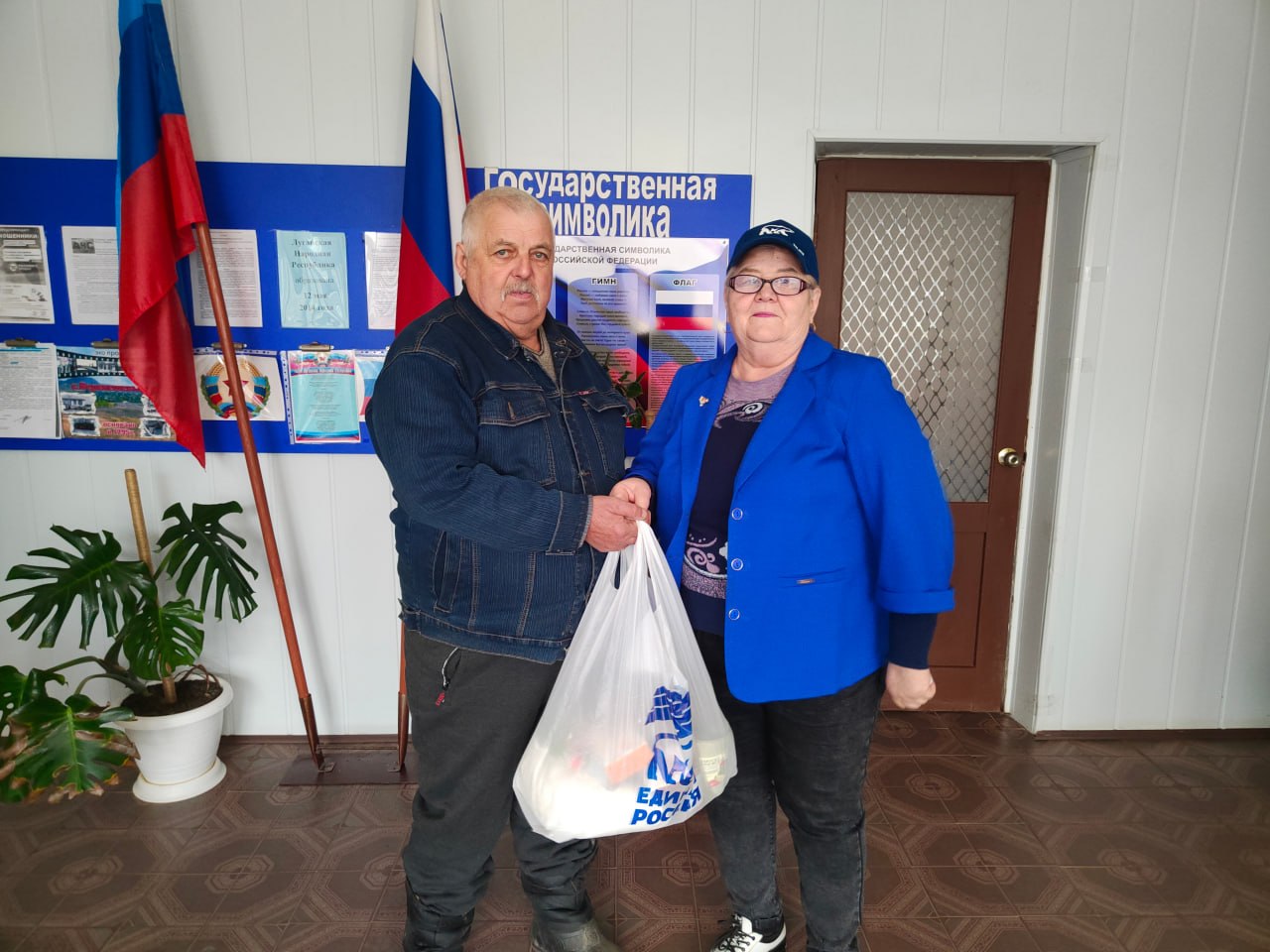 Активисты «Единой России» вручили продуктовые наборы жителям пгт Активисты «Единой России» вручили продуктовые наборы жителям пгт