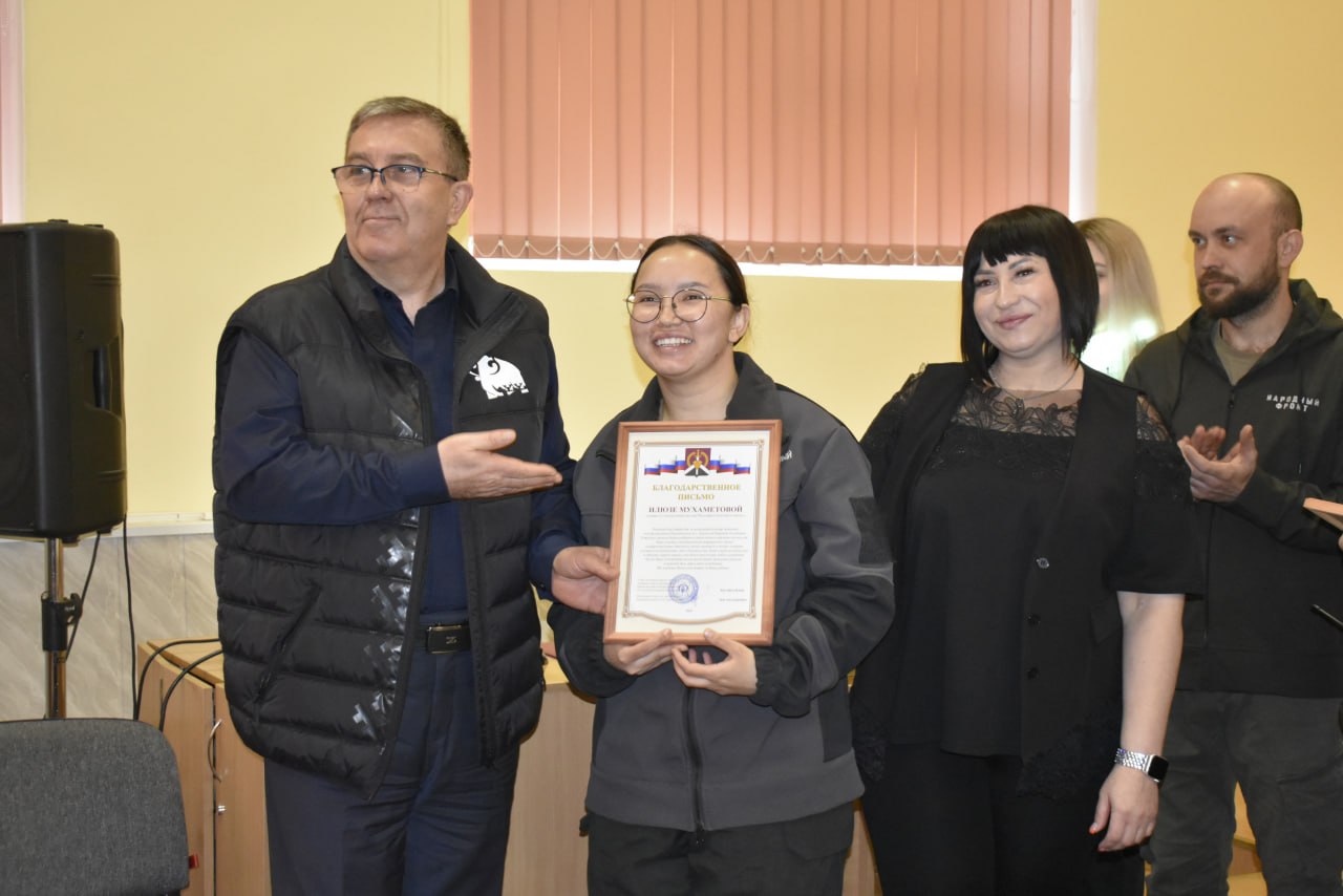 Глава Перевальского округа наградил волонтеров Народного фронта за помощь в восстановлении пгт Центральный Глава Перевальского округа наградил волонтеров Народного фронта за помощь в восстановлении пгт Центральный