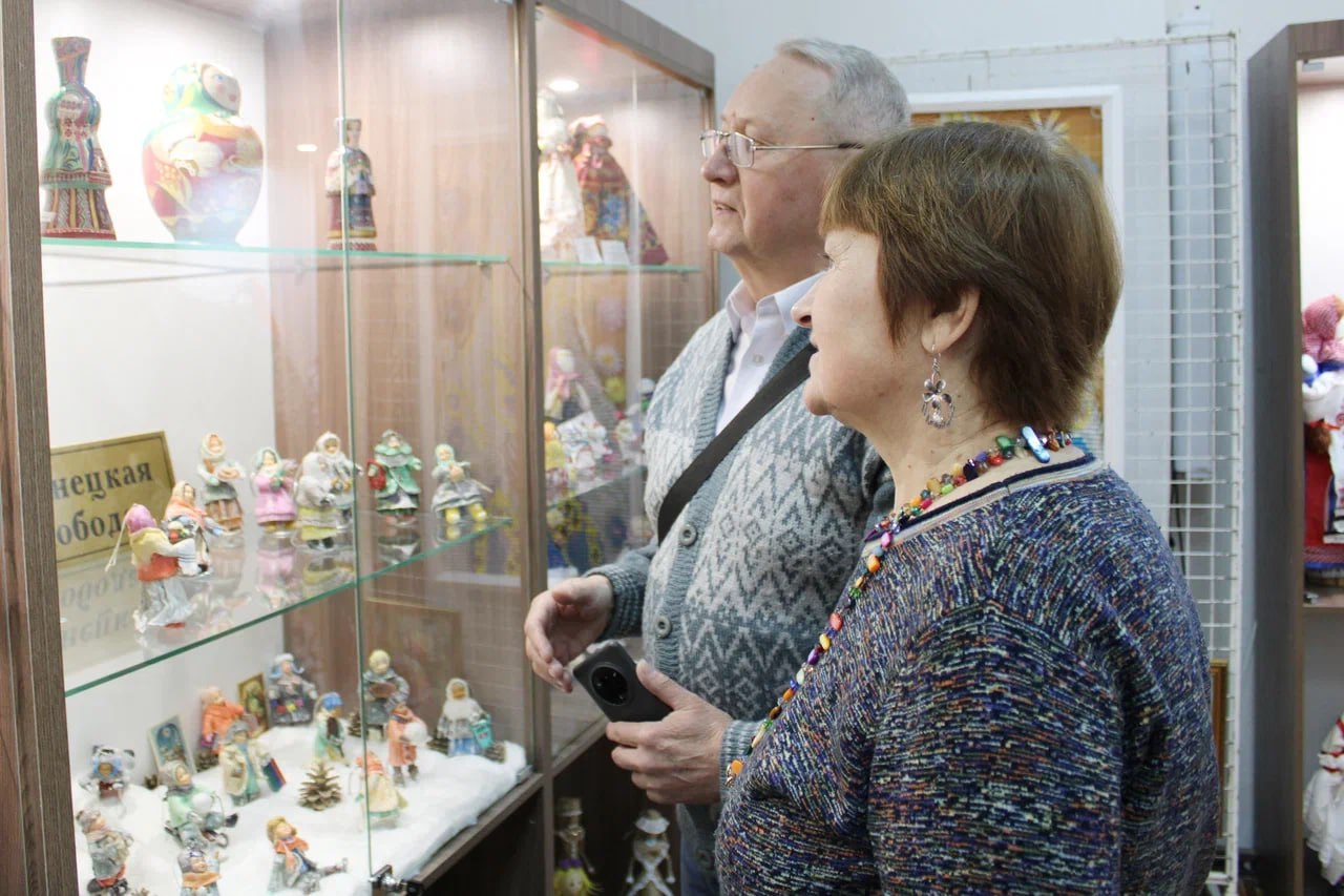 Более 300 кукол, 50 мастеров, 17 городов: в Луганске открылась масштабная выставка «ПРОкуклы» Более 300 кукол, 50 мастеров, 17 городов: в Луганске открылась масштабная выставка «ПРОкуклы»