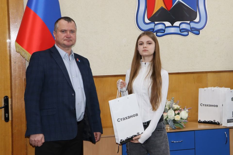 Важный шаг во взрослую жизнь: первые паспорта для юных стахановчан! Важный шаг во взрослую жизнь: первые паспорта для юных стахановчан!