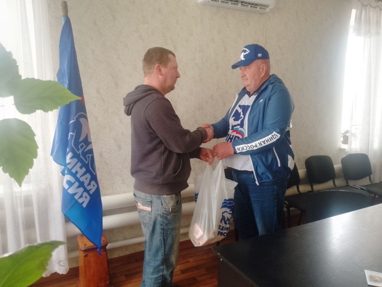 Активисты «Единой России» вручили продуктовые наборы жителям пгт Активисты «Единой России» вручили продуктовые наборы жителям пгт