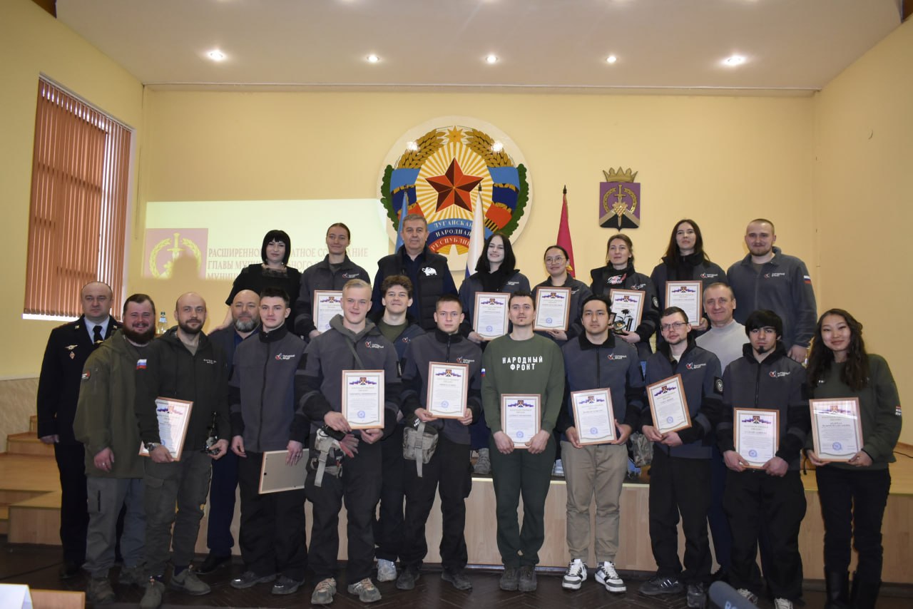 Глава Перевальского округа наградил волонтеров Народного фронта за помощь в восстановлении пгт Центральный Глава Перевальского округа наградил волонтеров Народного фронта за помощь в восстановлении пгт Центральный