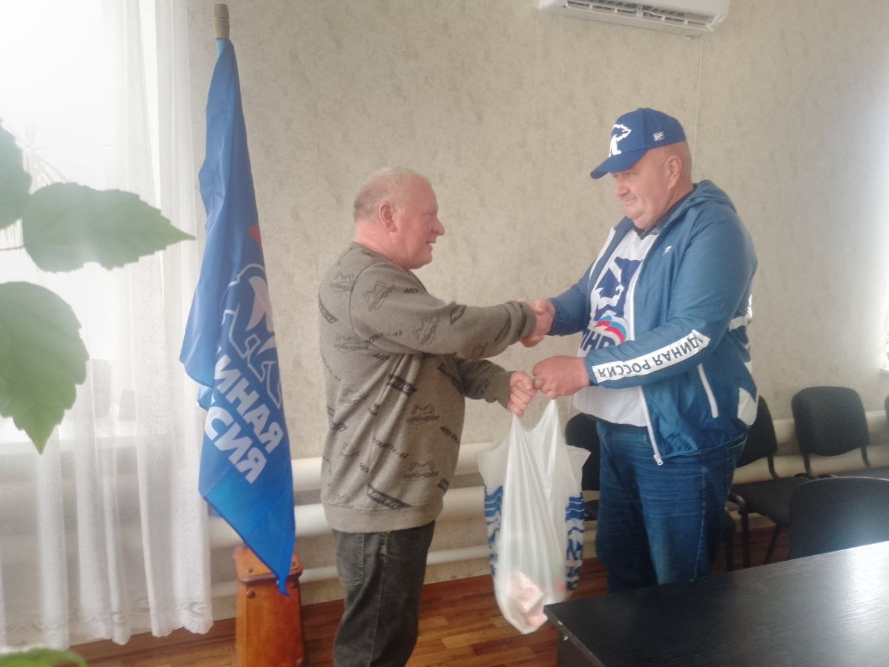 Активисты «Единой России» вручили продуктовые наборы жителям пгт Активисты «Единой России» вручили продуктовые наборы жителям пгт