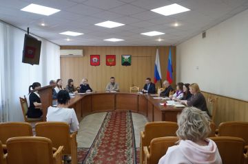 Провели очередное заседание муниципального Координационного совета по взаимодействию с региональным отделением Общероссийского общественно-государственного движения детей и молодежи «Движение первых» ЛНР