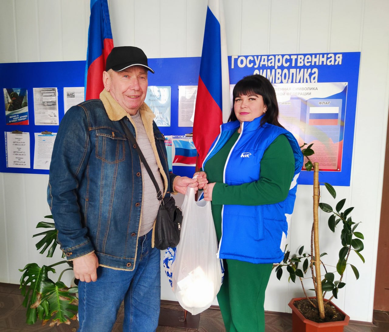 Активисты «Единой России» вручили продуктовые наборы жителям пгт Активисты «Единой России» вручили продуктовые наборы жителям пгт