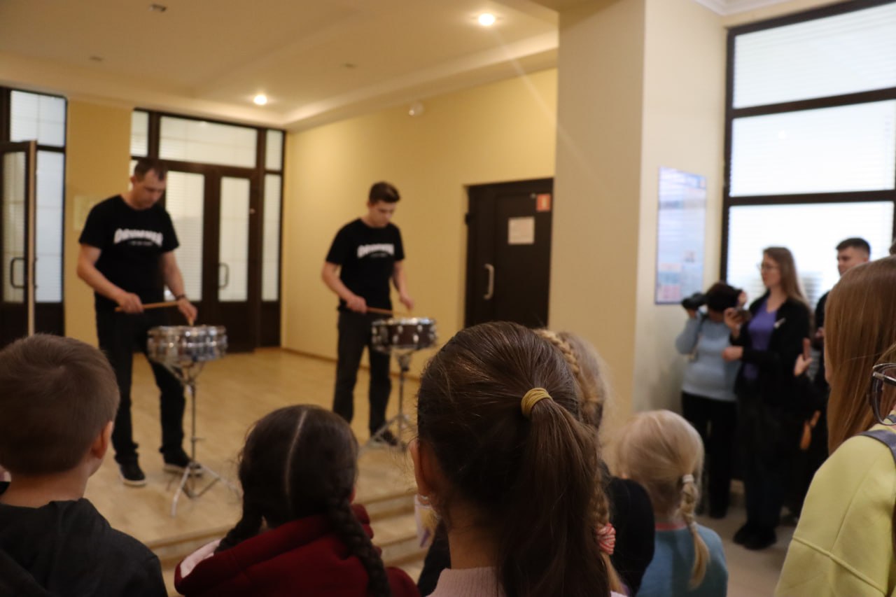 Школьникам Северодонецка и Лисичанска показали закулисье Дворца культуры Школьникам Северодонецка и Лисичанска показали закулисье Дворца культуры