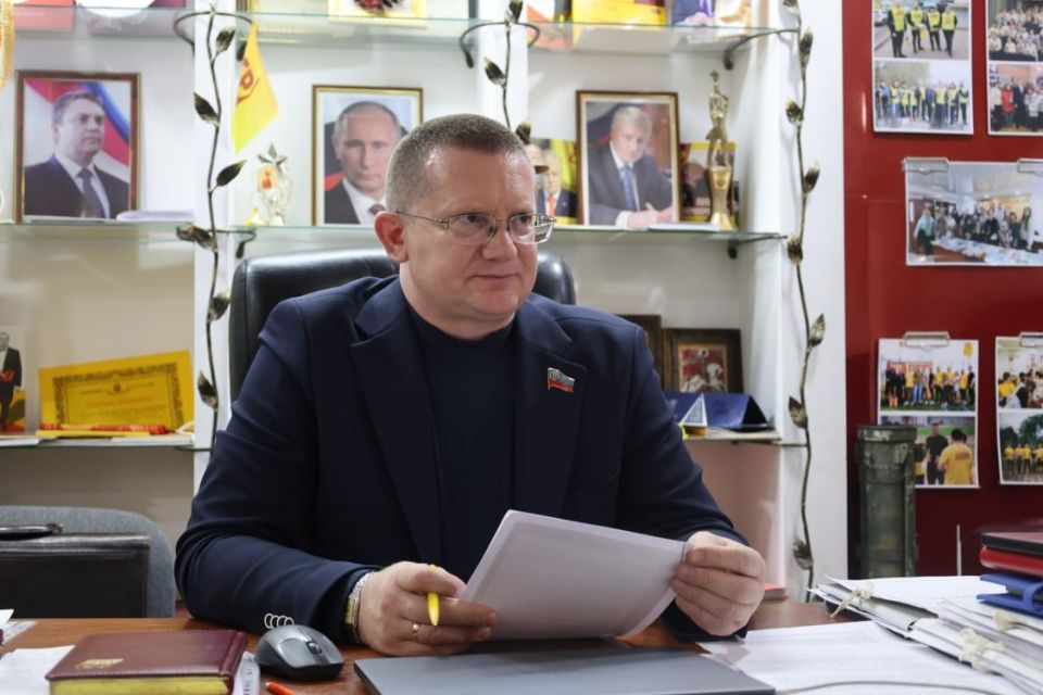 Депутаты Народного Совета ЛНР продолжают работу с обращениями граждан республики Депутаты Народного Совета ЛНР продолжают работу с обращениями граждан республики