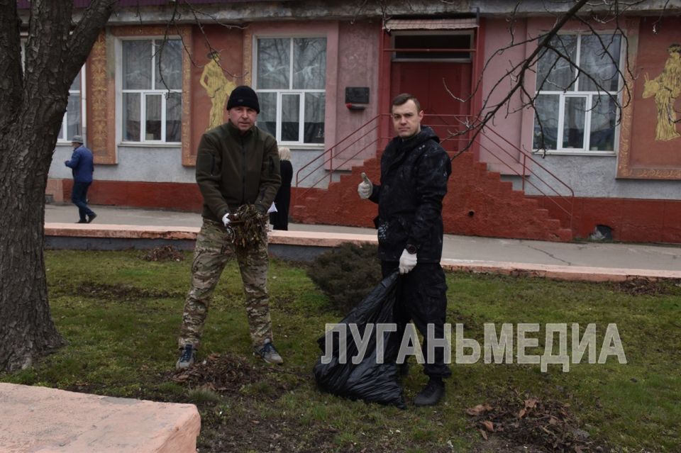 В Краснодоне проходит муниципальный субботник В Краснодоне проходит муниципальный субботник